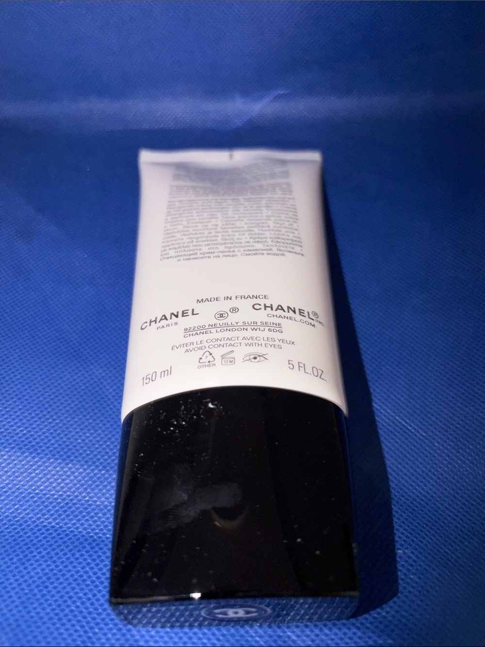 CHANEL La Mousse Cleansing Cream-to-Foam — White & Blue Text - Picture 5 of 6